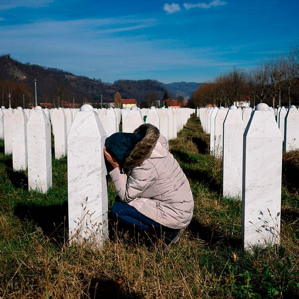A woman reacts over a relative's grave at the memorial centre of Potocari near Srebrenica on November 22, 2017. United Nations judges on November 22, 2017 sentenced former Bosnian Serbian commander Ratko Mladic to life imprisonment after finding him guilty of genocide and war crimes in the brutal Balkans conflicts over two decades ago. / AFP PHOTO / Dimitar DILKOFF