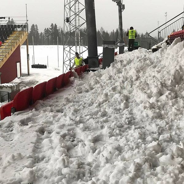 snö på jämtkraft arenas läktare skottas bort