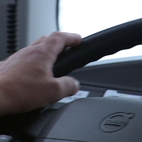 Arkivbild busschaufförs hand på ratt på Länstrafikens Norrbottens buss