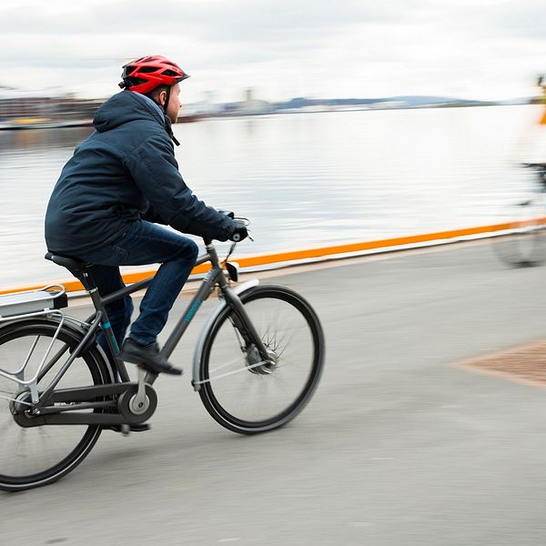 En man cyklar på en elcykel.