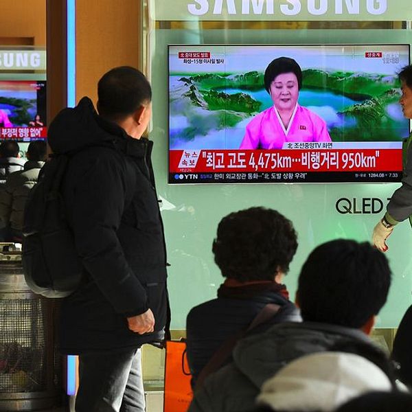 Människor ser en nordkoreansk tv-sändning kring uppskjutandet på en skärm i Sydkoreas huvudstad Seoul.
