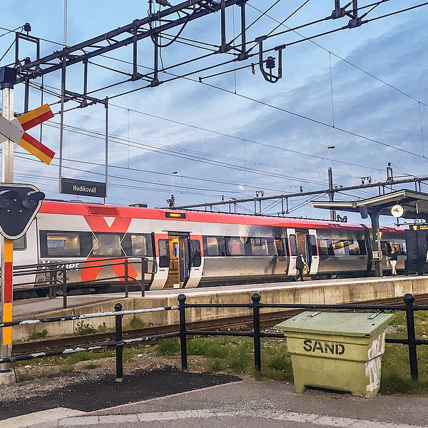 X-tåg står vid perrongen på stationen i Hudiksvall.