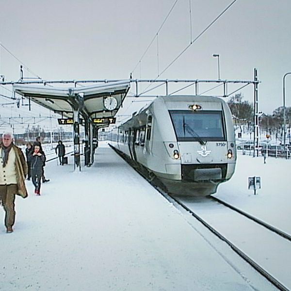 SJ-tåg står vid perrongen på stationen i Hudiksvall.