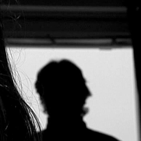 Arrangerad bild man misshandlar kvinna