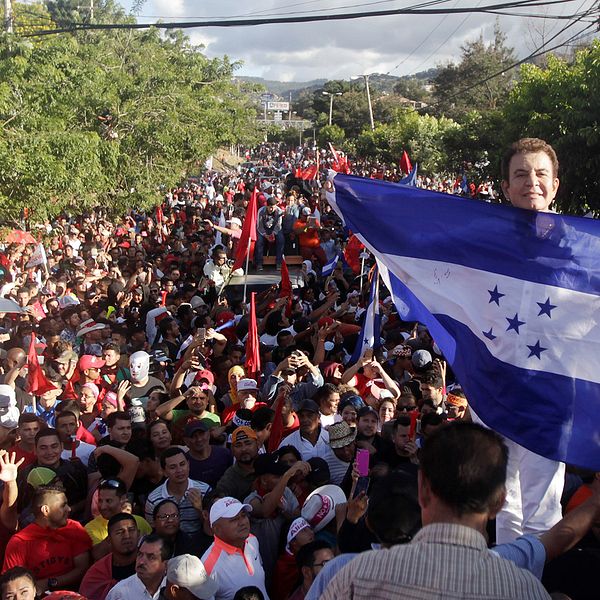 Nasralla talar inför anhängare med Honduras flagga