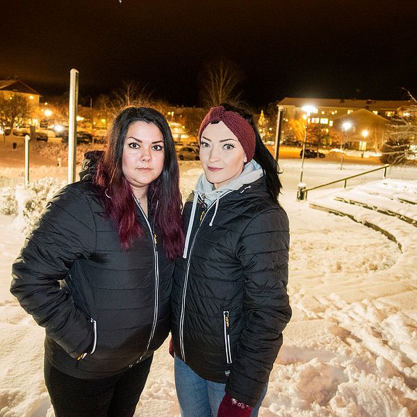 Patricia Karlsson Soler och Elisabeth Ytell på den plats i Iggesund där de ordnade minnescermonin efter mördade Tova Moberg i maj i år.