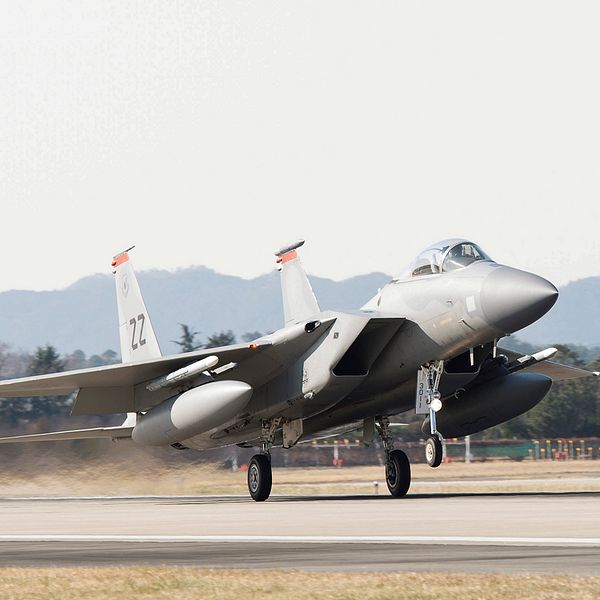 Ett amerikanskt stridflygplan lyfter från flygbasen Gwangju i Sydkorea.