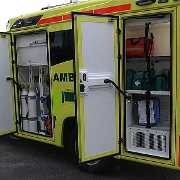 En ambulans där dörrarna står öppna