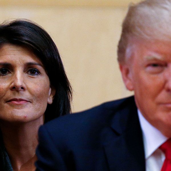 Nikki Haley står bakom Donald Trump.