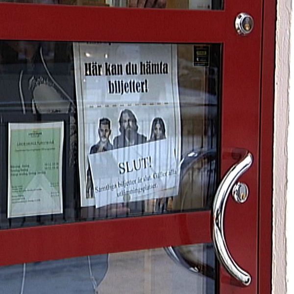 Ett plakat på en dörr inför konsert med idolvinnaren Chris Kläfford där det står att biljetterna är slut.