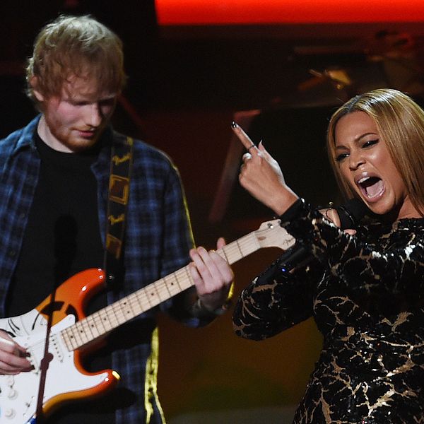 Beyoncé och Ed Sheeran uppträder tillsammans 2015.