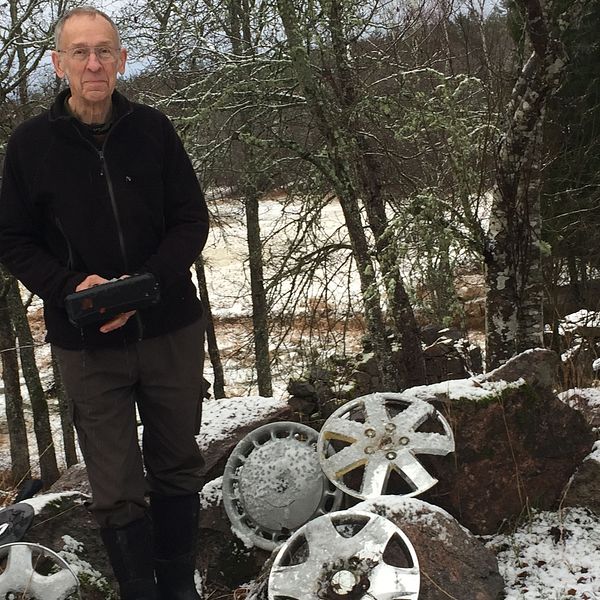 Göran Grönhammar diger samling navkapslar vid den kurva där ett 30-tal bilar genom åren har kört av vägen.