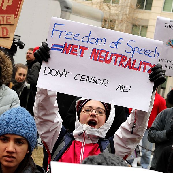 Demonstranter protesterar utanför FCC:s kontor i Washington