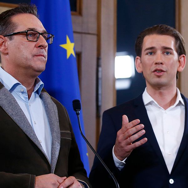 Högerpopulistiska FPÖ:s partiledare Heinz-Christian Strache till vänster och konservativa partiet ÖVP:s partiledare till höger.