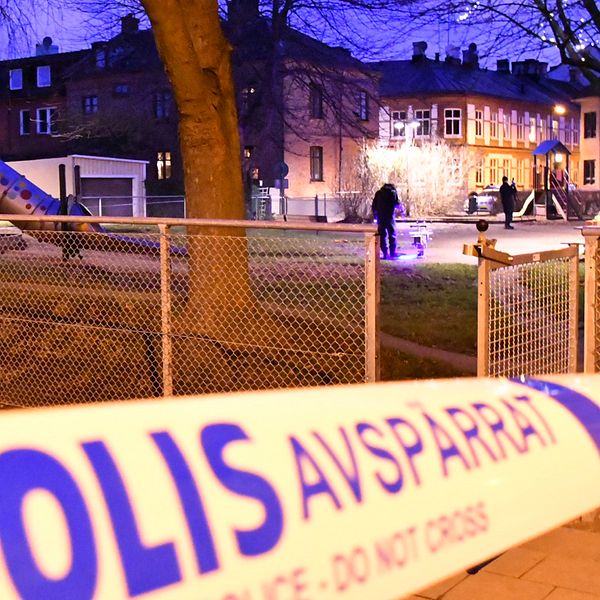 Polisens kriminaltekniker undersöker den misstänkta brottsplatsen vid en lekplats i Sofielund.