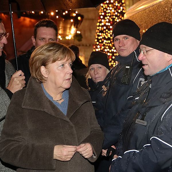 Förbundskansler Angela Merkel besöker julmarknaden på Breitscheidplatz i Berlin, där terrordådet inträffade den 19 december 2016 och tolv människor dödades och 70 skadades.