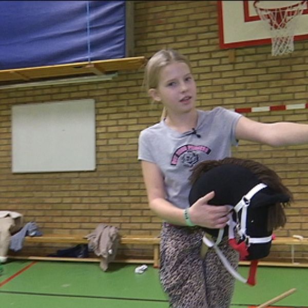 Nike Hempel Kronqvist, 12 år visar hur man hopptränar med en käpphäst.