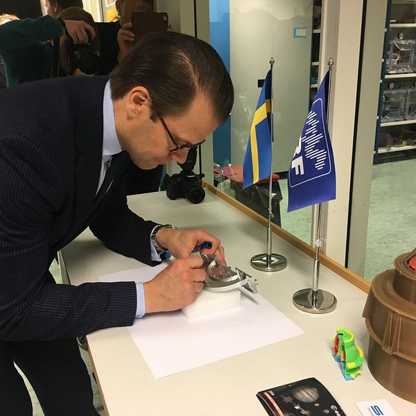 Prins Daniel signerade ett rymdinstrument i Kiruna