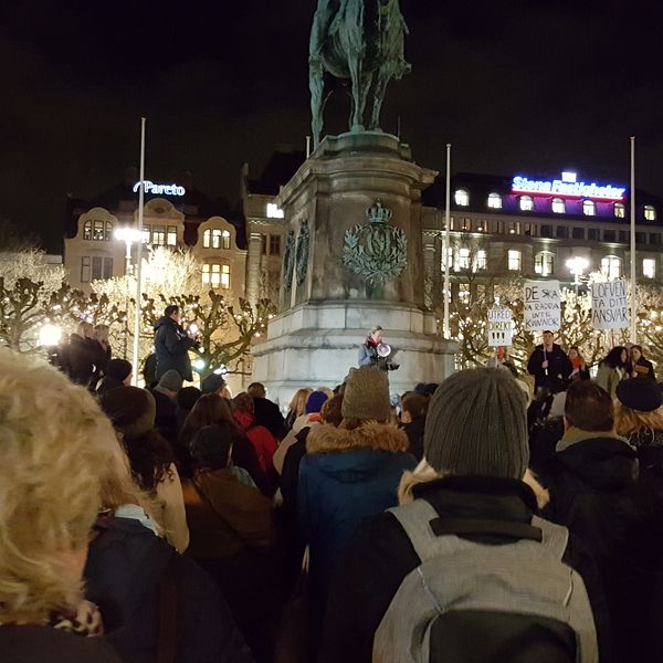 Människor som lyssnar på talare under tisdagens demonstration.