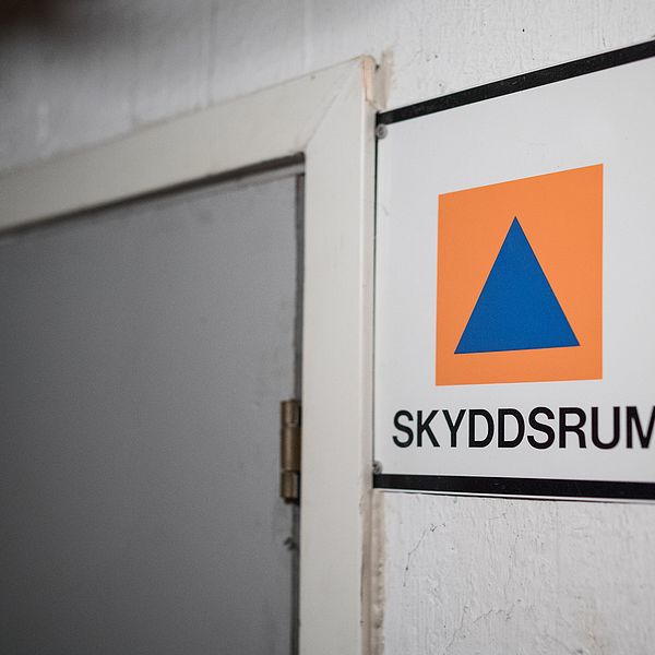 En dörr till ett skyddsrum.