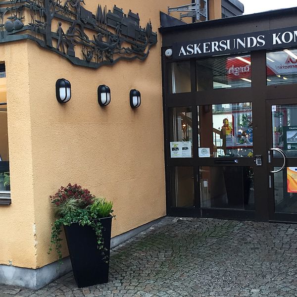 Askersunds kommun, ingång till byggnad.