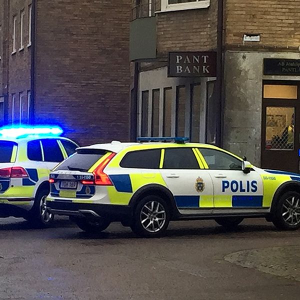 En pågående polisinsats vid pantbanken i Halmstad.
