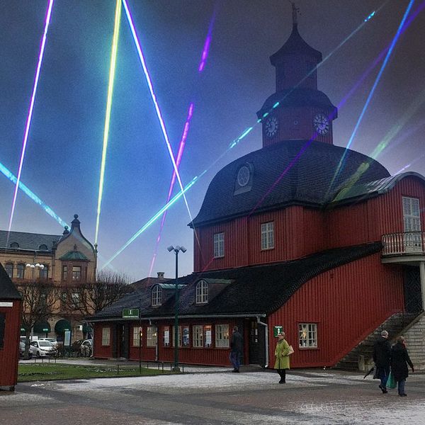 Rådhuset på nya stadens tog belyst av laserstrålar.
