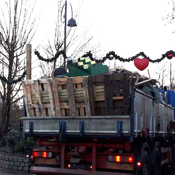 En lastbil kör iväg hashbodar från Christiania.
