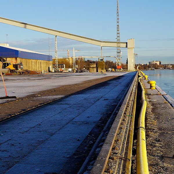 Kajen i Västerås hamn renoveras. Nu har man kommit halvvägs