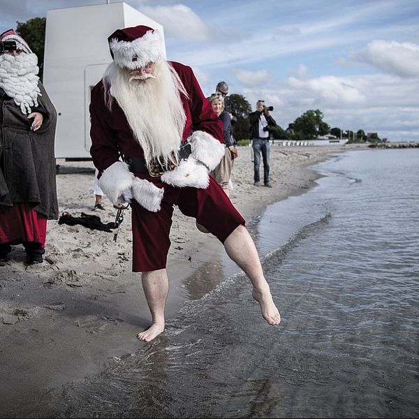 Finland har kopplat greppet om resorna i jultid till tomtens verkstad. Men frågan är om inte Köpenhamn drar det längsta strået: det är där tomten semestrar. Bilden togs i Klampenborg 2016 i samband med jultomtarnas årliga världskongress.