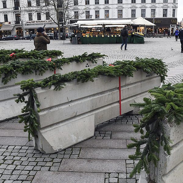 Terrorhinder med granris på vid julmarknaden på Gustav Adolfs torg i Malmö