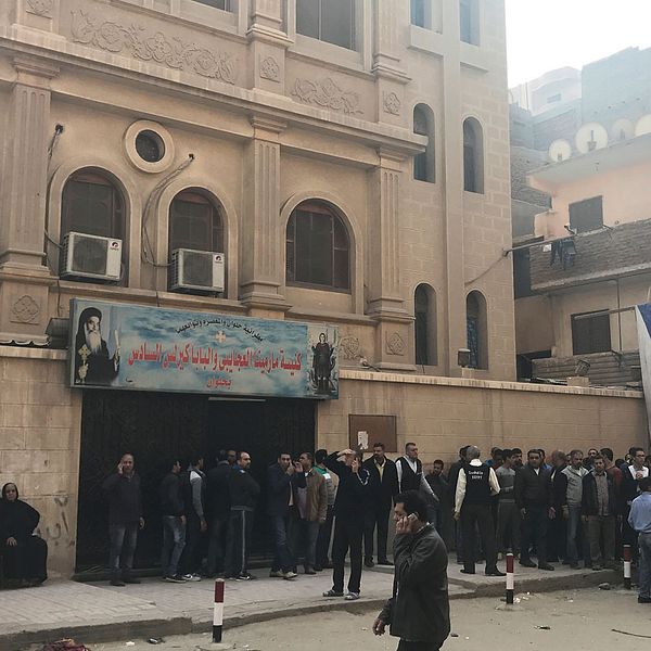 Kyrkan som attackerades ligger i Helwan-distriktet omkring tre mil söder om centrala Kairo.