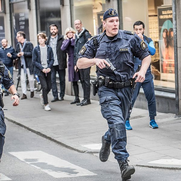Arkivbild från polisinsatsen efter terrordådet på Drottninggatan.