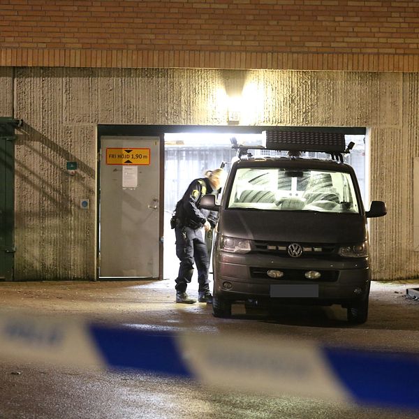 En död efter skjutning i ett garage i Rinkeby