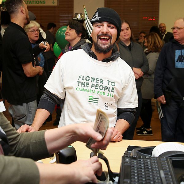 Kunder köper marijuana lagligt i Oakland, Kalifornien.