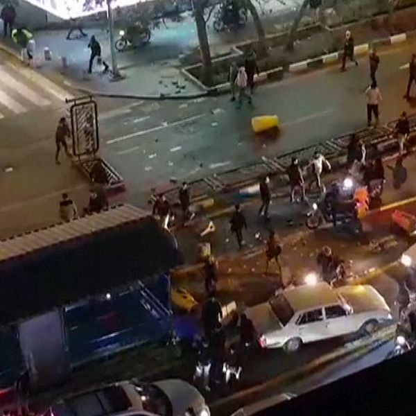 Människor har gett sig ut på gatorna i Tehran för att protestera. Flera har dött i oroligheterna.