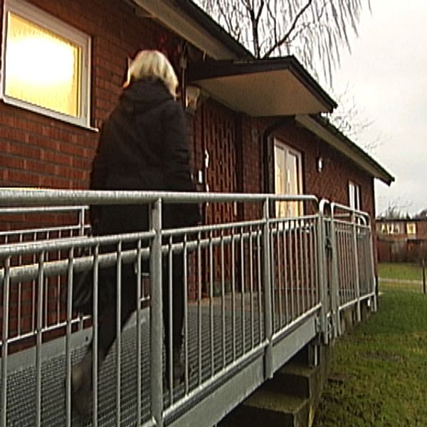 En kvinna går in på socialkontoret i stadsdelen Vivalla i Örebro.