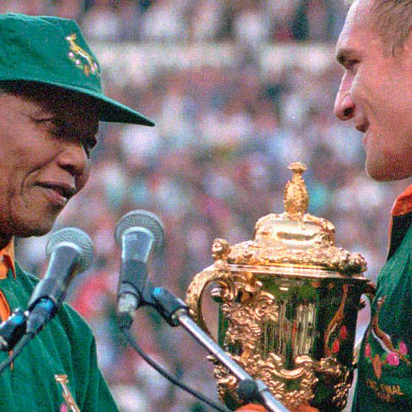 En symbol för försoningen i Sydafrika blev uppslutningen kring rugbylandslaget som vann VM på hemmaplan 1995. Mandela med lagets kapten Francois Pienaar