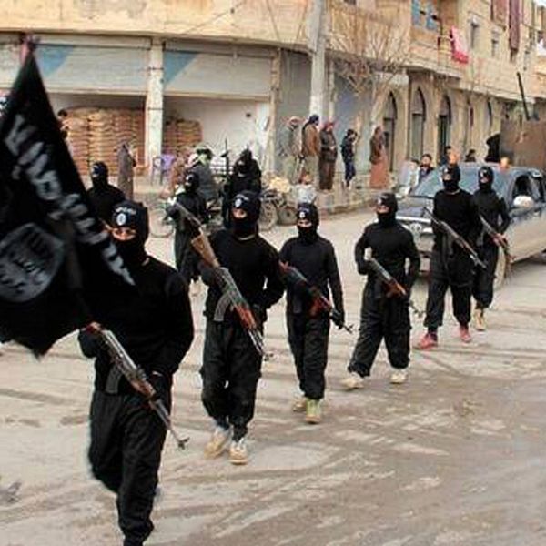 militanta IS-medlemmar beväpnade i Raqqa