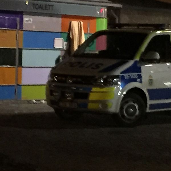 En polisbil utanför en offentlig toalett på Järntorget.