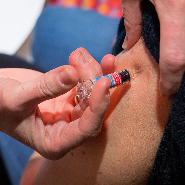 En person får en vaccinspruta