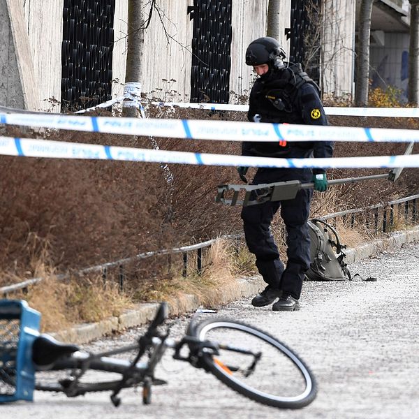 Polisen undersöker det avspärrade området. Två personer, en man i 60-årsåldern och en kvinna i 45-årsåldern, har skadats i en explosion vid tunnelbanestationen Vårby Gård utanför Stockholm.