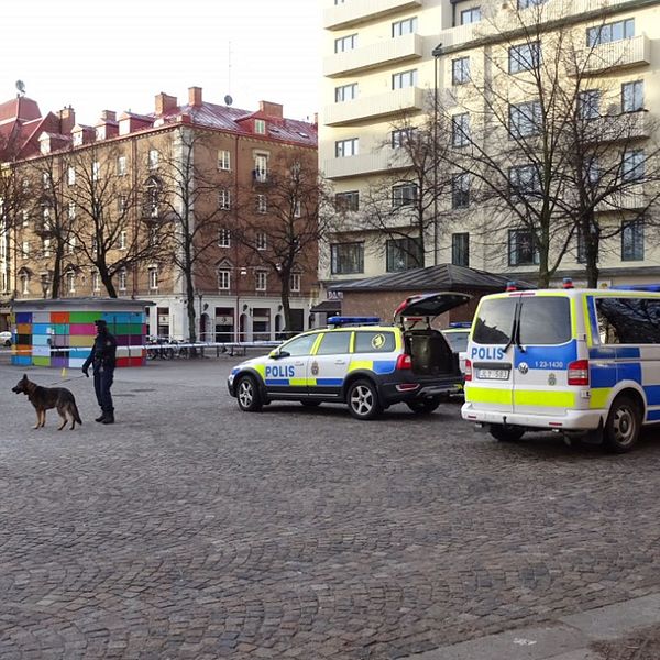 Polisen söker med hund på Järntorget efter ett misstänkt mord.
