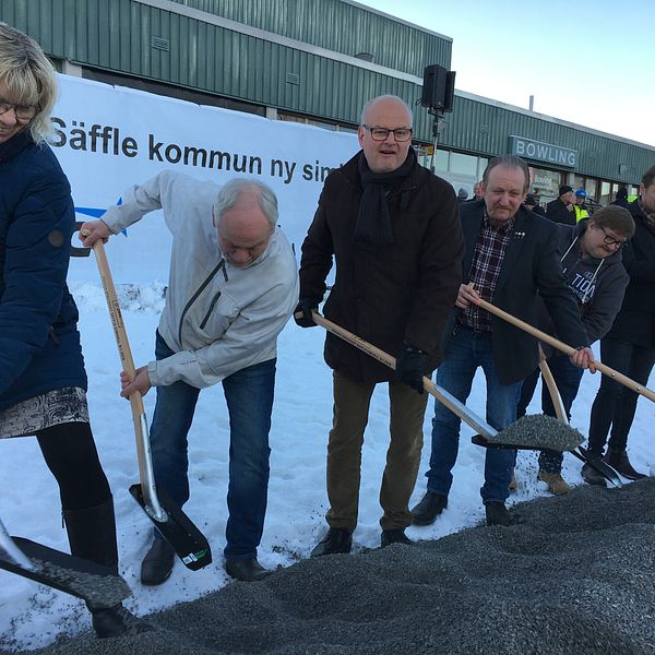 Idag tog första spadtaget för en ny simhall.