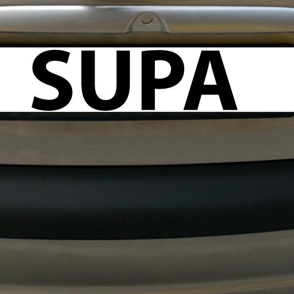 En registreringsskylt där det står skrivet SUPA