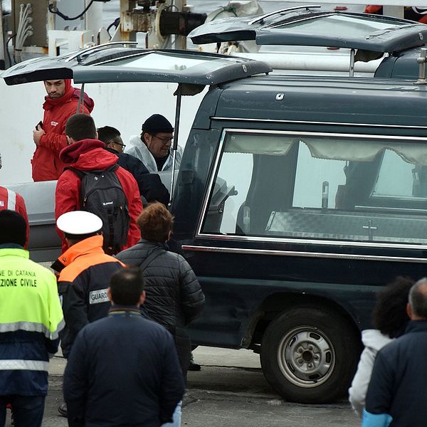 Många migranter dog på Medelhavet i helgen. Kropparna fördes till Italien.