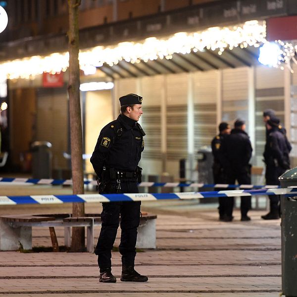 Polis på Rinkeby torg.