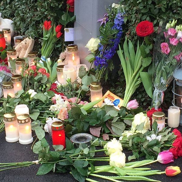 Bjärredsborna hedrar den döda familjen med blommor, ljus och choklad.