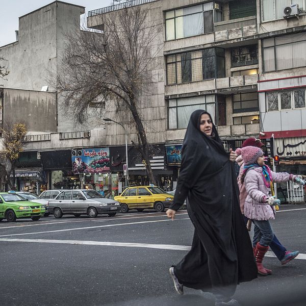 Mor och döttrar gående på gatan i Teheran, Iran. Arkivbild.