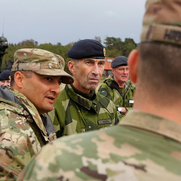 3 Sveriges överbefälhavare ÖB Micael Bydén tillsammans med amerikanska soldater på Säve flygfält under försvarsövningen Aurora 17.